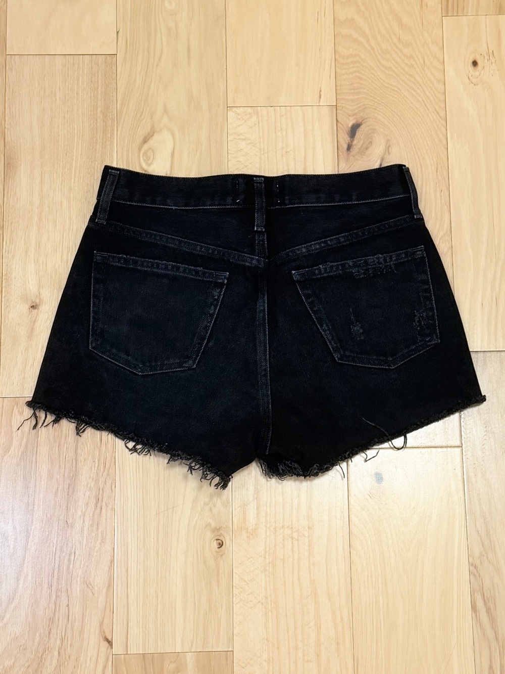 Agolde Women’s Parker Vintage Cut Off Denim Shorts in Zero Black - Picture 2 of 5